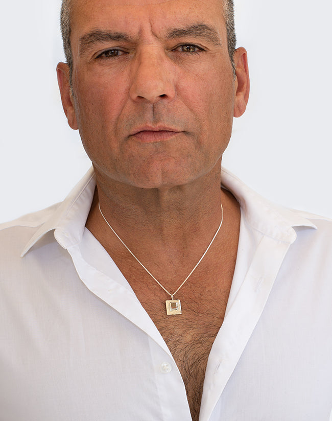 תליון מרובע עתיק עם ננו תנ"ך