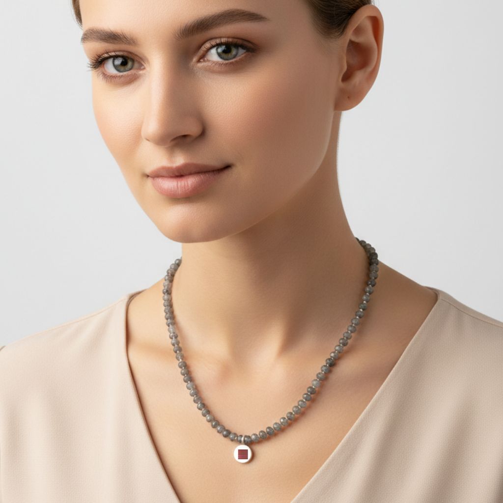 שרשרת חרוזי לברדורייט עם תליון ננו תנ"ך מקורי של ג'רוזלם ננו תנ"ך - מתנה ליום האישה