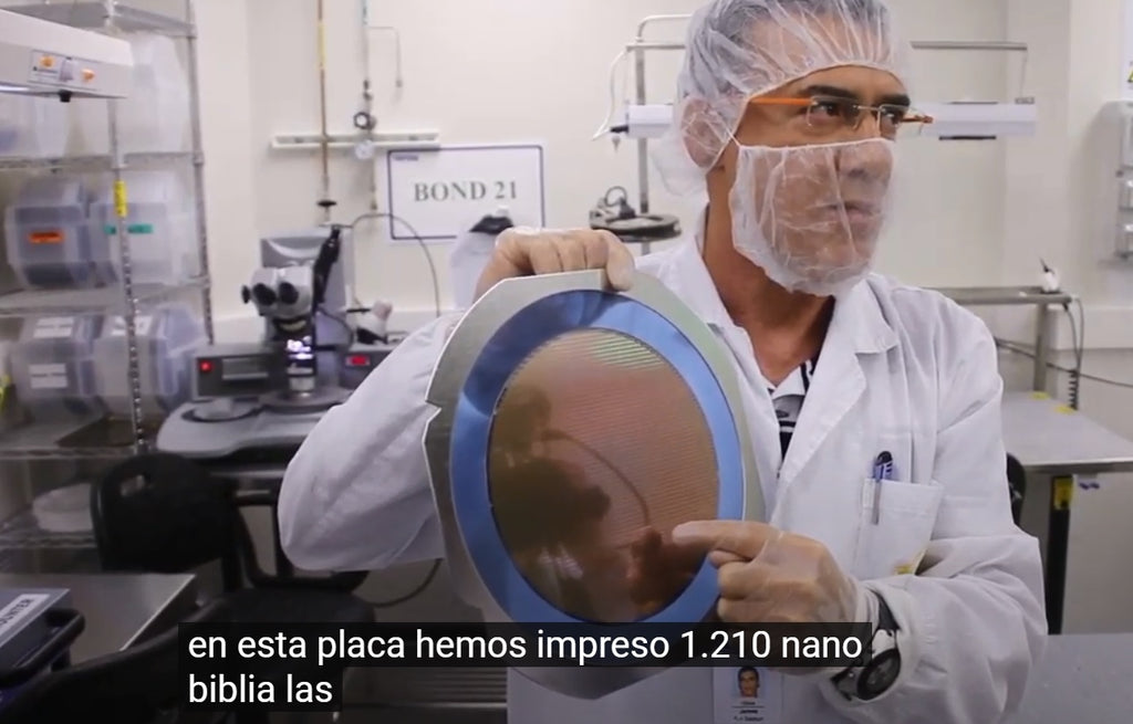 Video de la producción de chips bíblicos de nanotecnología en español